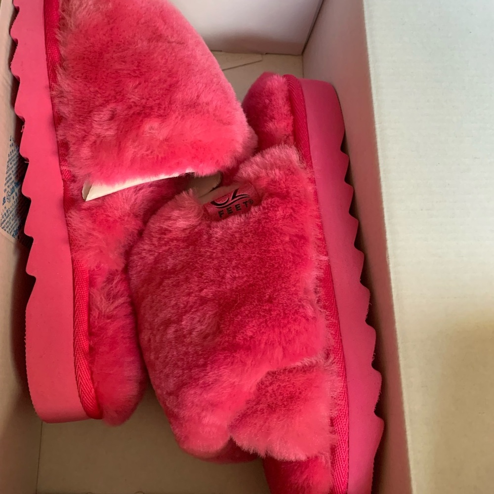 EZ Feet Women’s Genuine Shearling Scuff Slipper